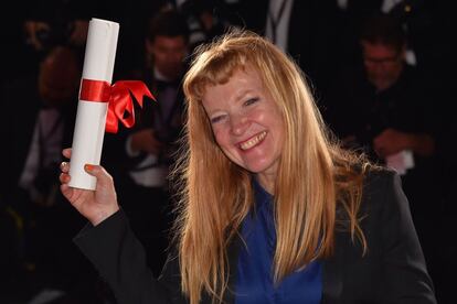 La directora británica Andrea Arnold posa con su trofeo durante una sesión de fotos después de recibir el premio del jurado por la película 'American Honey' en elFestival de Cannes.