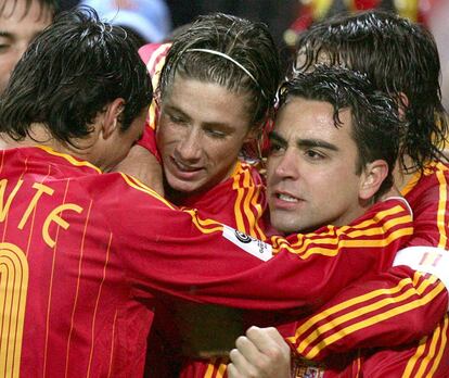 Xavi celebra junto a Torres, Vicente y Raúl, el tercer gol del combinado español conseguido por Torres, durante el encuentro de ida correspondiente a la repesca para el mundial de Alemania 2006 que enfrenta al combinado español y a la selección de Eslovaquia en el estadio Vicente Calderón de Madrid.