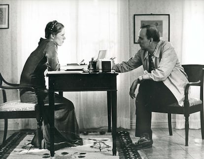 Liv Ullmann e Ingmar Bergman en el rodaje de Sonata de otoño (1978). Para entonces, llevaban años separados como pareja romántica. Ullmann había pasado ya por Hollywood y había triunfado en Broadway. En América era una estrella, pero siempre podía volver a Noruega, donde no lo era. “Es una suerte no ser famosa”, dice.