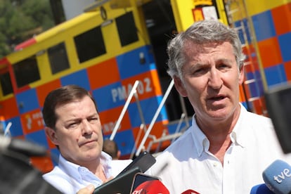 El líder popular, Alberto Núñez Feijóo, y el presidente de Castilla y León, Alfonso Fernández Mañueco, el día 15 en el puesto de mando avanzado de Palacios del Sil, en León.