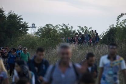 Inmigrantes tras cruzar la frontera entre Hungría y Serbia cerca de Roszke (Hungría) este 26 de agosto. La mayoría son refugiados que huyen de la guerra de Siria.