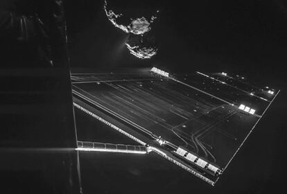 Un 'selfie' de la Rosetta a 16 kilómetros del cometa. La foto fue tomada el 7 de octubre y en ella se ve, además del 67P, uno de los paneles solares de 14 metros de la nave que transportó a la sonda.