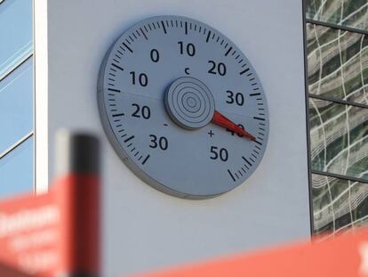 Un termómetro en la sede de la Convención Marco de las Naciones Unidas sobre el Cambio Climático, en Bonn, marca 40 grados centígrados. 