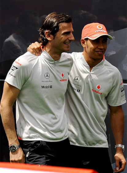 El piloto probador de McLaren, junto a Hamilton en el circuito de Montmeló