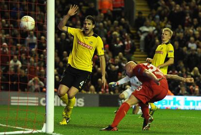 Jonjo Shelvey marca para el Liverpool.