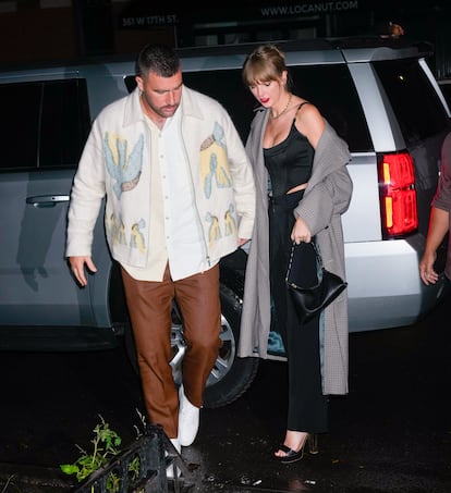 En una de sus primeras apariciones juntos como pareja, Swift asistió a la 'afterparty' del programa Saturday Night Live con un top satinado de Versace con pantalón a juego y abrigo con estampado de pata de gallo de Gant. Él hizo gala de un estilo original y atrevido apostando con una chaqueta con estampado de pájaros de Jil Sander, pantalones en color marrón de Burberry y zapatillas de Christian Louboutin. El deportista ha demostrado su interés por el mundo del entretenimiento y ya ha debutado como actor en películas y series.