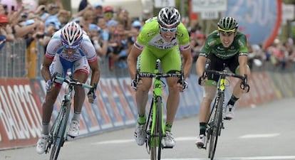 Marco Canola, en el centro, se impone en la meta de Rivarolo Canavese.