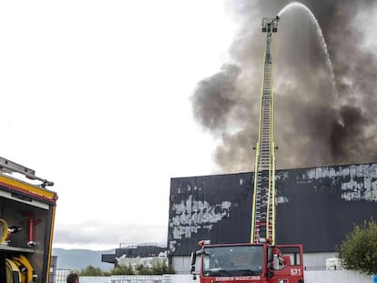Un incendio ha calcinado la empresa de quesos Aldanondo, ubicada en un polígono industrial del municipio alavés de Agurain.