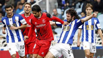 Granero disputa el bal&oacute;n con Banega.