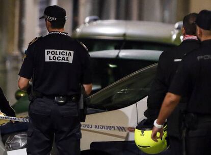 Agentes de policía local de Alicante en una calle de la localidad.