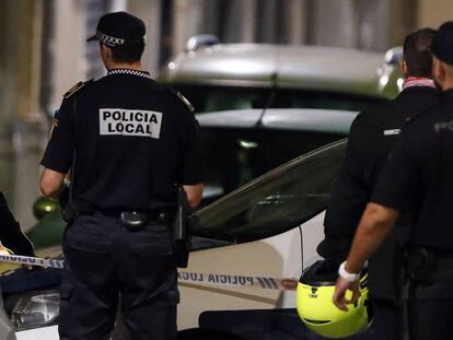 Agentes de polic&iacute;a local de Alicante en una calle de la localidad. 