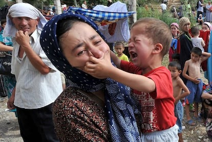 Refugiados de origen uzbeko esperan en el pueblo de Suratash, cerca de la frontera entre Kirguizistán y Uzbekistán, a unos 15 kilómetros del sur de la ciudad de Osh. Naciones Unidas prevé que 100.000 kirguises de origen uzbeko (que viven en Kirguizistán) huyan hacia Uzbekiztán por los enfrentamientos violentos entre estas etnias. La presidenta kirguís, Rosa Otunbáyeva, acusa al depuesto presidente Bakiyev de atizar las tensiones entre las comunidades kirguís y uzbeka. Kirguizistán y Uzbekistán se disputan 130 kilómetros en su zona fronteriza.