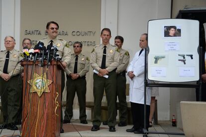 El 'sheriff' de Santa Bárbara, Bill Brown, identifica al sospechoso de asesinato Elliot Rodger (foto de la derecha) y algunas de las armas que utilizó, en una rueda de prensa en Goleta, California, en mayo de 2014.