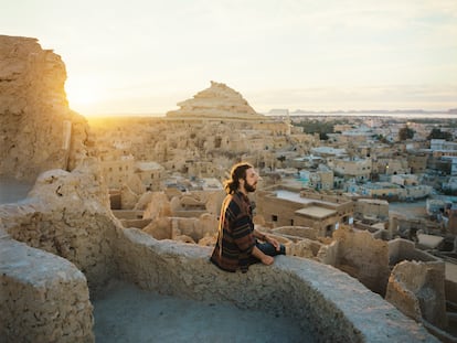 La vista panorámica del oasis de Siwa al atardecer.

