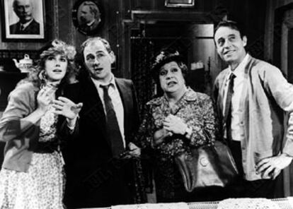 Juanjo Menéndez, a la derecha, junto a Victoria Vera, Gustavo Pérez Puig y Florinda Chico en una escena de 'Ninett, modas de París', en 1975.