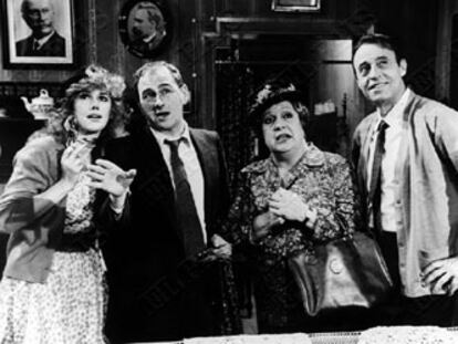 Juanjo Menéndez, a la derecha, junto a Victoria Vera, Gustavo Pérez Puig y Florinda Chico en una escena de 'Ninett, modas de París', en 1975.