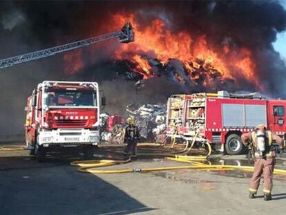 Incendi en una empresa de desballestament a Vallbona d&#039;Anoia.