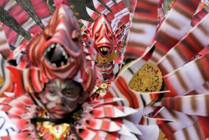 Artistas balineses participan en el Festival Marítimo de Pandawa Beach en la isla turística de Bali (Indonesia).