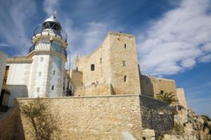 El faro de Peñíscola, junto al Castillo del Papa Luna (Castellón).