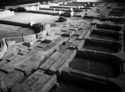 Aspecto de las arcadas desmontadas y presentadas en el suelo para ser montadas cuando estaban en Mijas, Málaga.