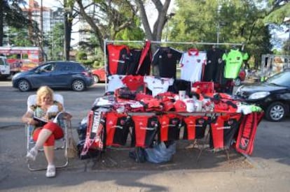 Un puesto de venta de indumentaria en el Parque Indepencia.