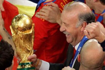 Vicente del Bosque muestra su felicidad con el trofeo en la mano