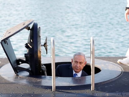 Benjam&iacute;n Netanyahu, en una visita a un submarino en el puerto de Haifa.