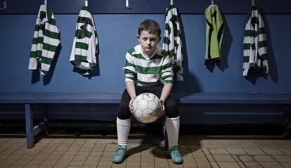 Niño frustrado aprendiendo lecciones sobre el mundo futbolístico.