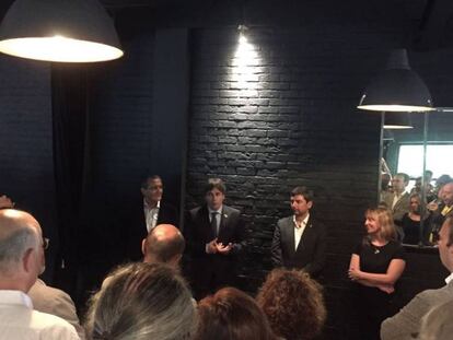 El expresidente Carles Puigdemont (centro) junto con la nueva cúpula de la Cámara de Comercio de Barcelona en Bélgica.
