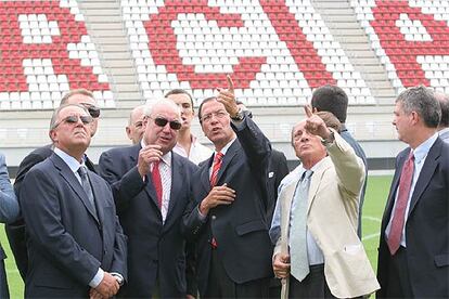 El presidente del Murcia, Jesús Samper (segundo por la izquierda), junto al alcalde, Miguel Ángel Cámara, y el presidente de la Federación Española, Ángel Villar (derecha), en la inauguración de la Nueva Condomina.