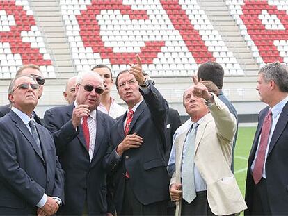 El presidente del Murcia, Jesús Samper (segundo por la izquierda), junto al alcalde, Miguel Ángel Cámara, y el presidente de la Federación Española, Ángel Villar (derecha), en la inauguración de la Nueva Condomina.