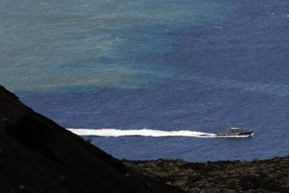 Una patrullera de la Guardia Civil junto a la mancha de la erupción frente a El Hierro.