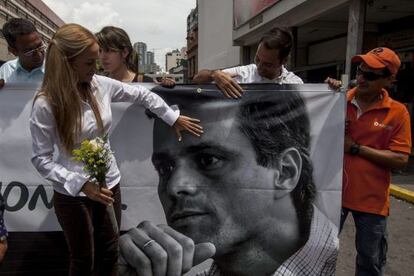 Lilian Tontori con un cartel de su esposo, Leopoldo López.
