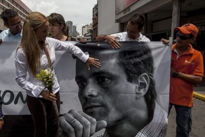 Lilian Tontori con un cartel de su esposo, Leopoldo L&oacute;pez. 