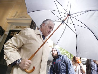 El extesorero del Partido Popular Luis Bárcenas, a la salida de su casa en Madrid en mayo de 2018.