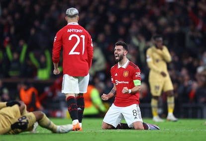 Bruno Fernandes celebra la victoria del Manchester United ante el Barcelona.