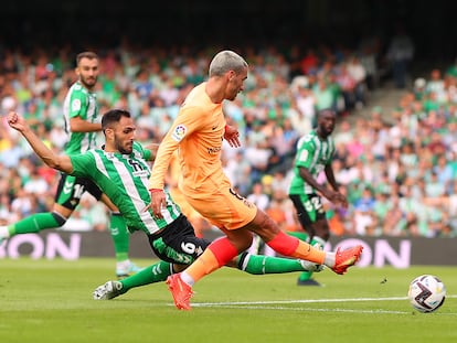 Griezmann marca su segundo gol ante el Betis, este domingo en el Benito Villamarín.