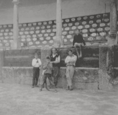 Juan Marsé i Antonio Pérez amb el Chato i altres nois a la plaça de toros de Ronda.