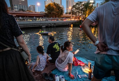 Un grupo de personas, este julio junto al río Liangma, en Pekín.