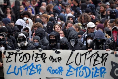 Manifestantes enmascarados en una manifestaci&oacute;n estudiantil este martes.