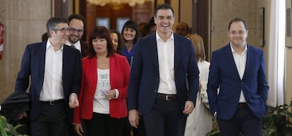 El secretario general del PSOE, Pedro Sánchez, en el Congreso acompañado de miembros de su equipo.