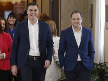 El secretario general del PSOE, Pedro S&aacute;nchez, en el Congreso acompa&ntilde;ado de miembros de su equipo.