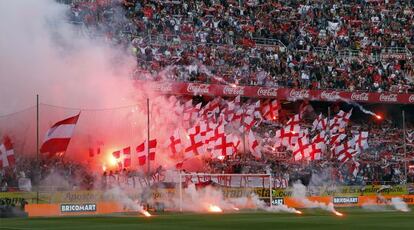 Lanzamiento de bengalas en el &uacute;ltimo derbi en el Pizju&aacute;n.