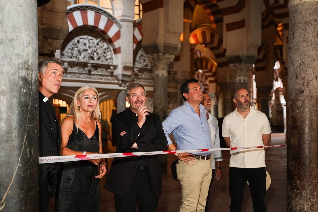 La consejera andaluza de Cultura, Patricia del Pozo, durante su visita el pasado sábado a la Mezquita de Córdoba, junto al deán de la Catedral, Joaquín Alberto Nieva, y el alcalde de Córdoba, José María Bellido.