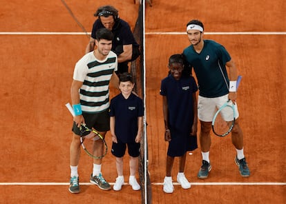 Carlos Alcaraz (a la izquierda) y Lorenzo Musetti posan antes del partido de semifinales de Roland Garros, este viernes.