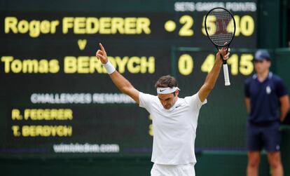El tenista suizo Roger Federer celebra su victoria ante Tomas Berdych.