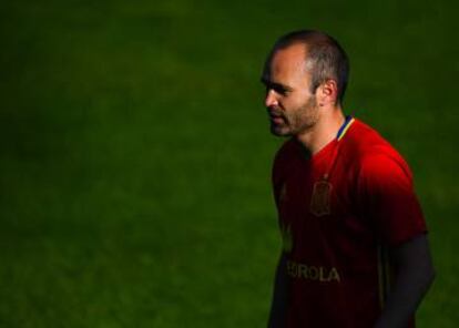 Iniesta, en un entrenamiento de la Roja. 