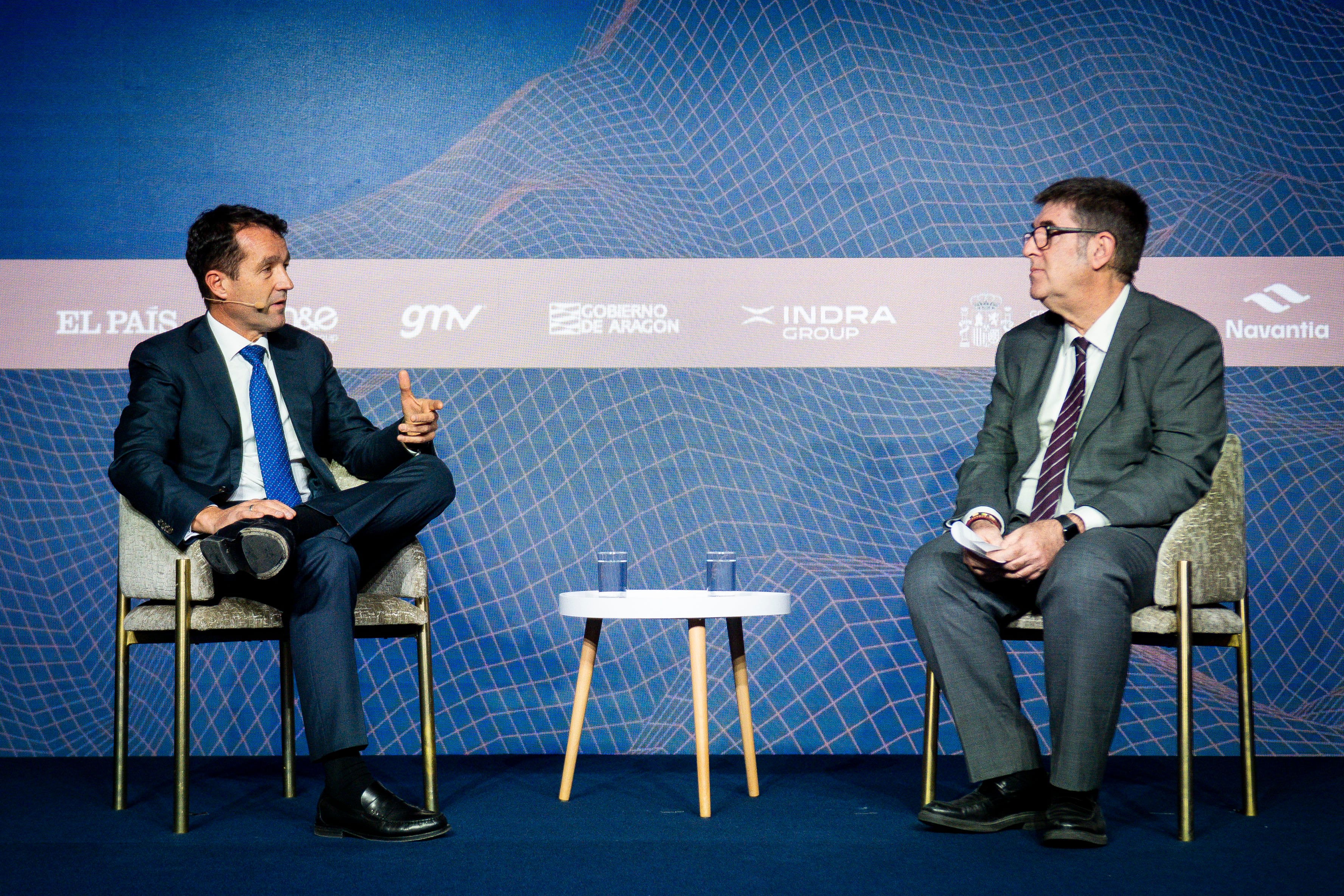 Ángel Escribano, presidente de Indra, junto al director de Cinco Días, Ricardo de Querol, durante el segundo encuentro Diálogos para la Seguridad, celebrado en Madrid este lunes.