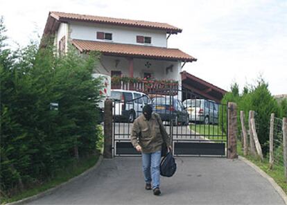 Un policía francés sale de la casa de Urrugne donde vivían Pedro María Alcantarilla y Lourdes Urdanpilleta.