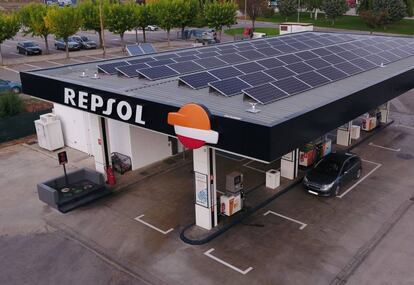 La instalación de placas solares en los techos de las estaciones de servicio permite convertirlas en 'roofers' para compartir energía solar.